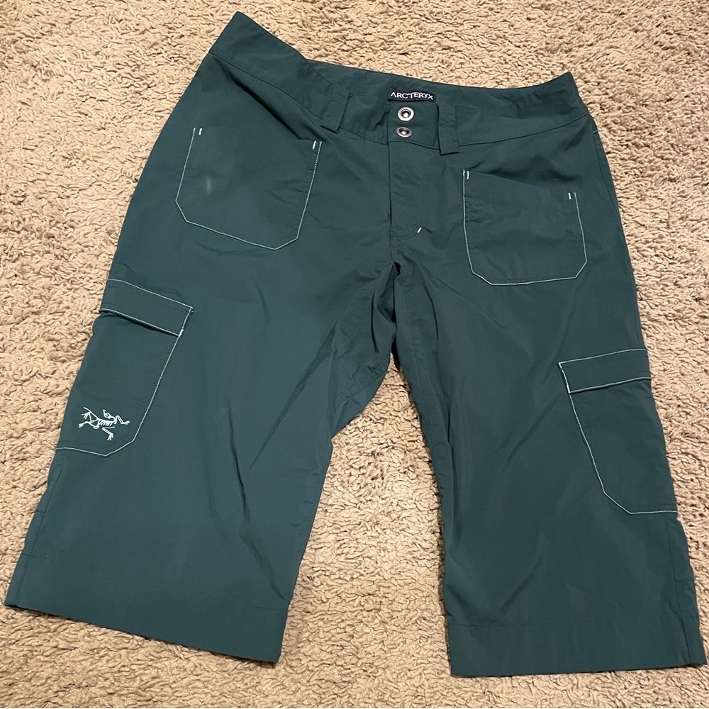 Arctery’x below the knee shorts, like new, dark green